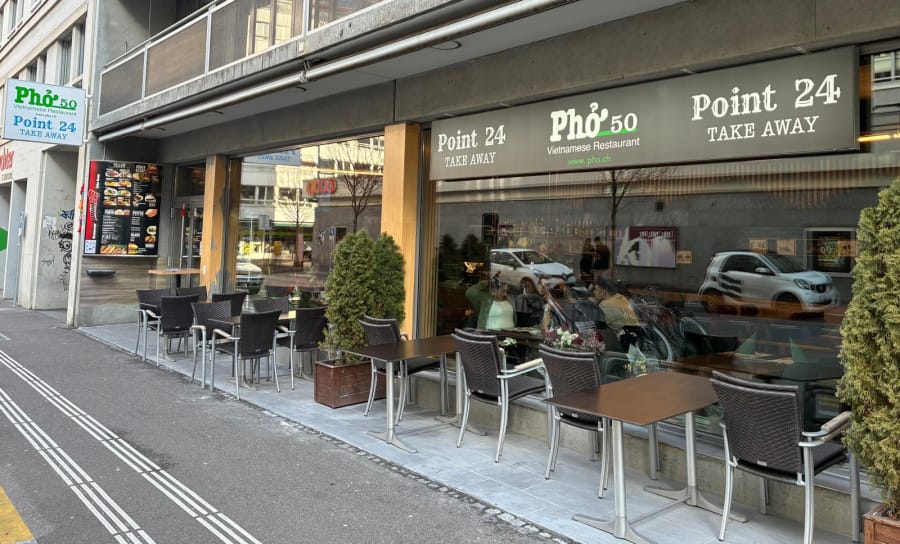 Eingang des Pho50 an der Winkelriedstrasse 47 in Luzern, mit der Beschriftung Point 24 Take Away